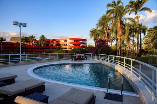 Piscina externa, funciona das 7h às 20h, guarda-sóis, espreguiçadeiras