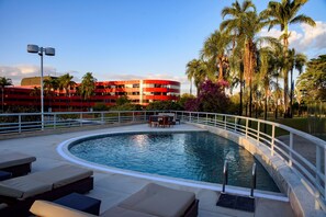 Piscina externa, guarda-sóis, espreguiçadeiras