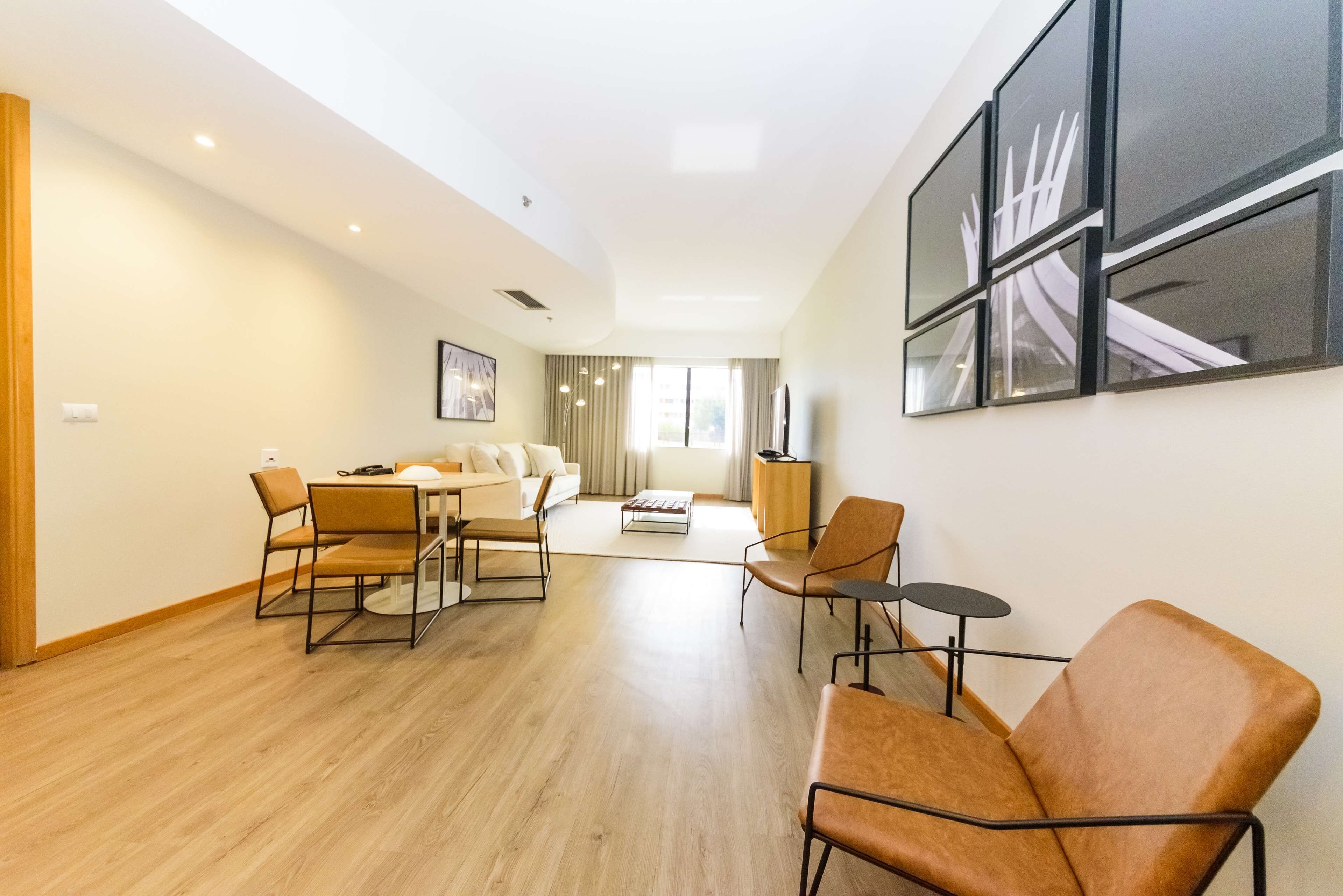 Suíte, 1 cama Queen | Frigobar, cofres nos quartos, escrivaninha