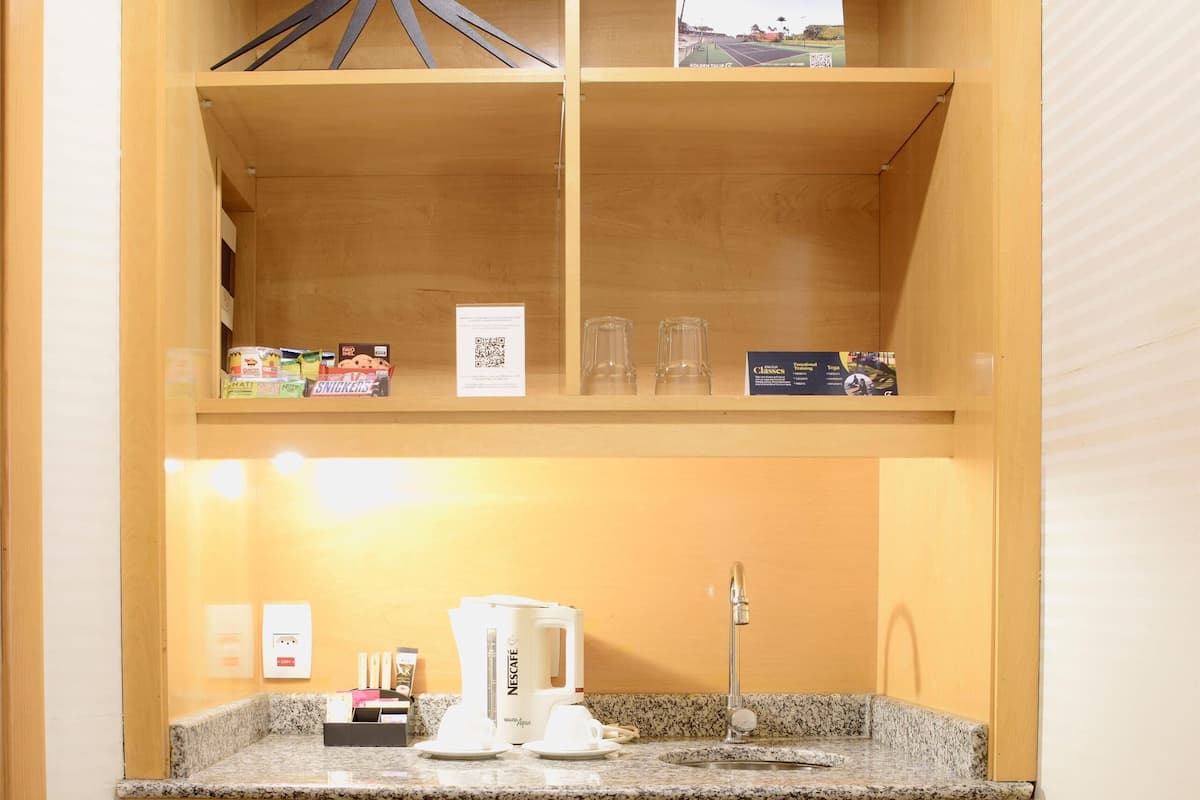 Minibar, coffre-fort, bureau