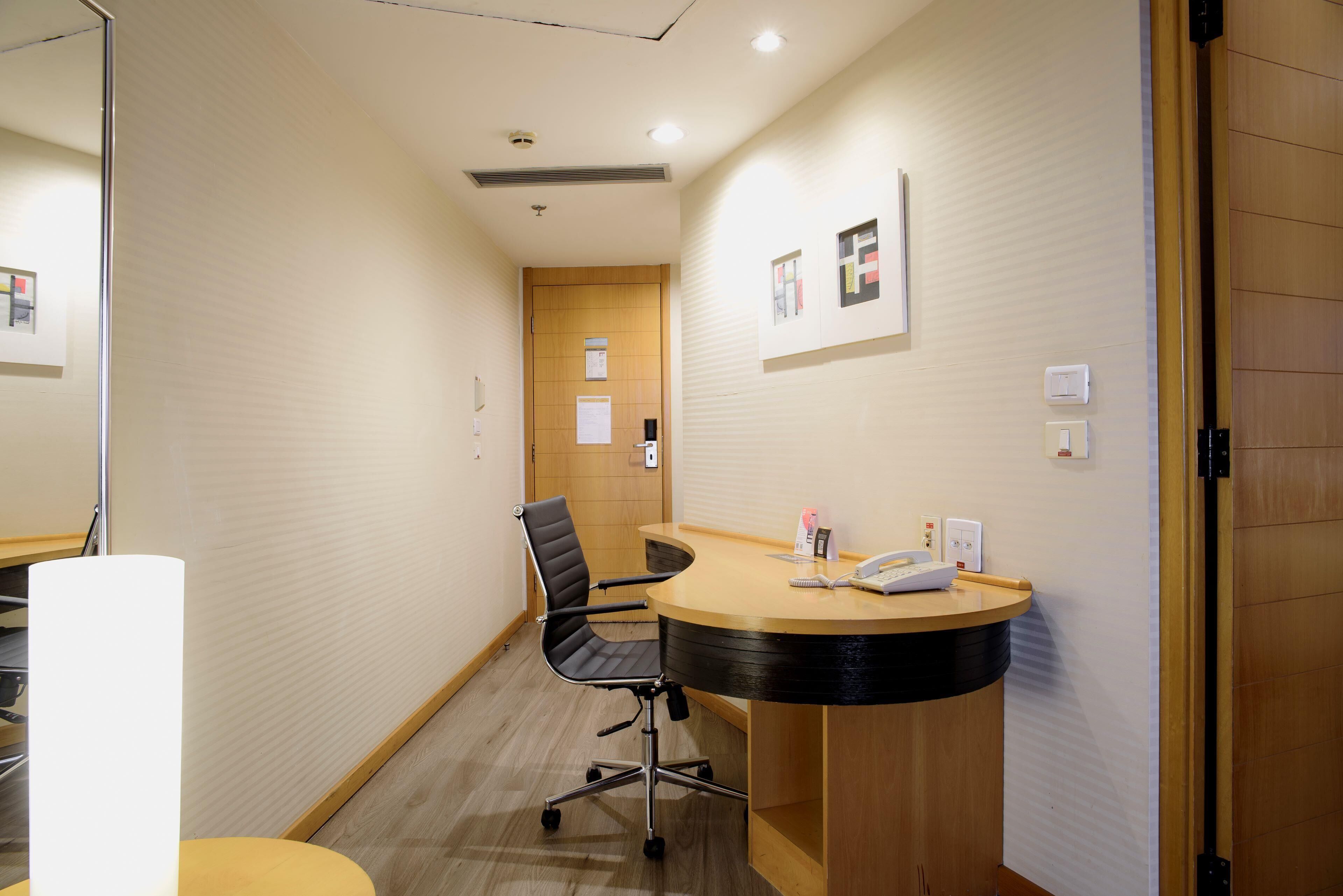 standard room, 1 queen bed | minibar, in-room safe, desk, laptop workspace