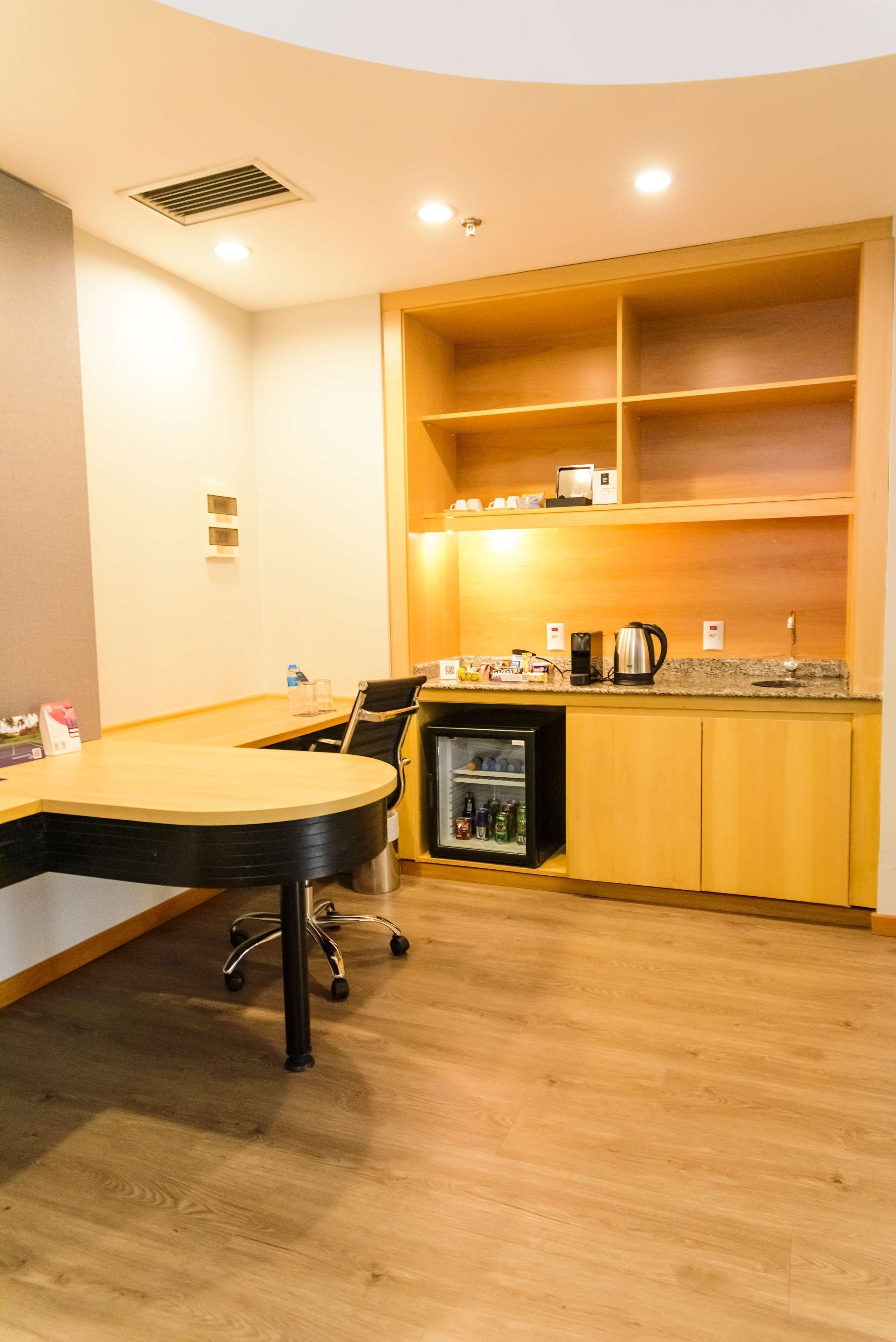 suite, 1 queen bed | minibar, in-room safe, desk, laptop workspace