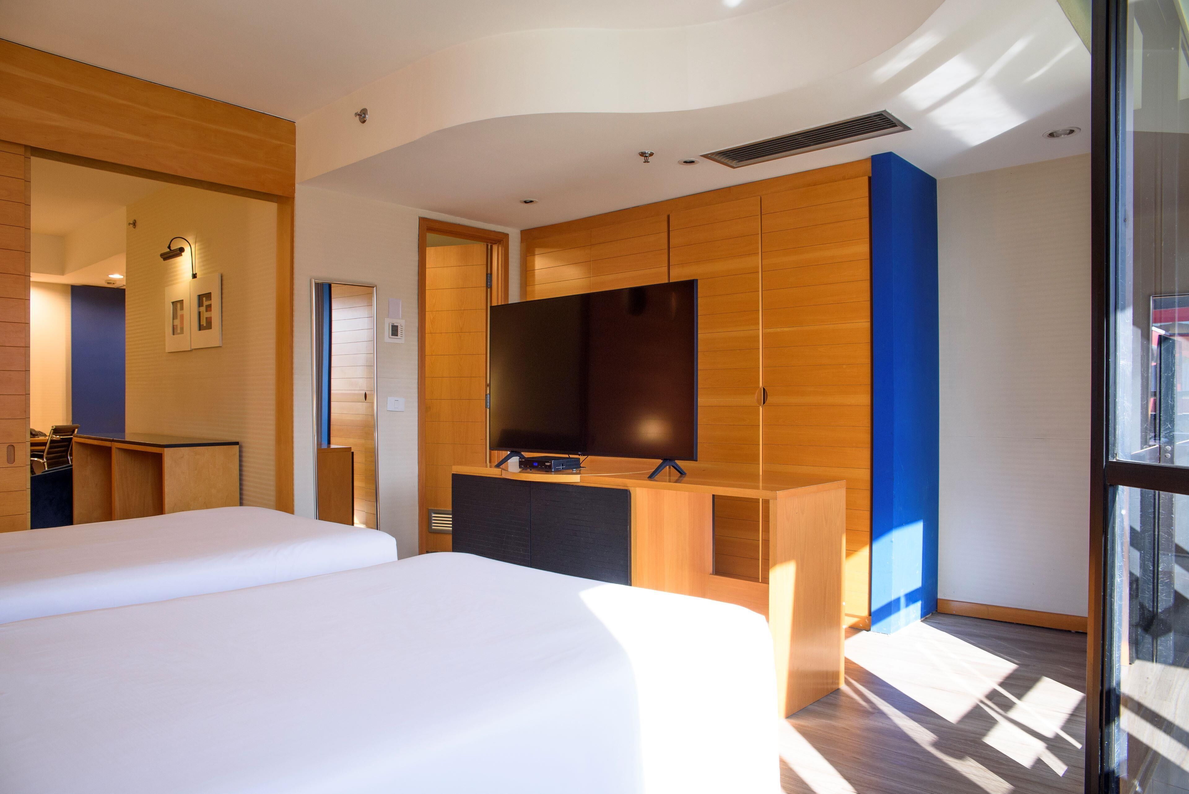 minibar, in-room safe, desk, laptop workspace