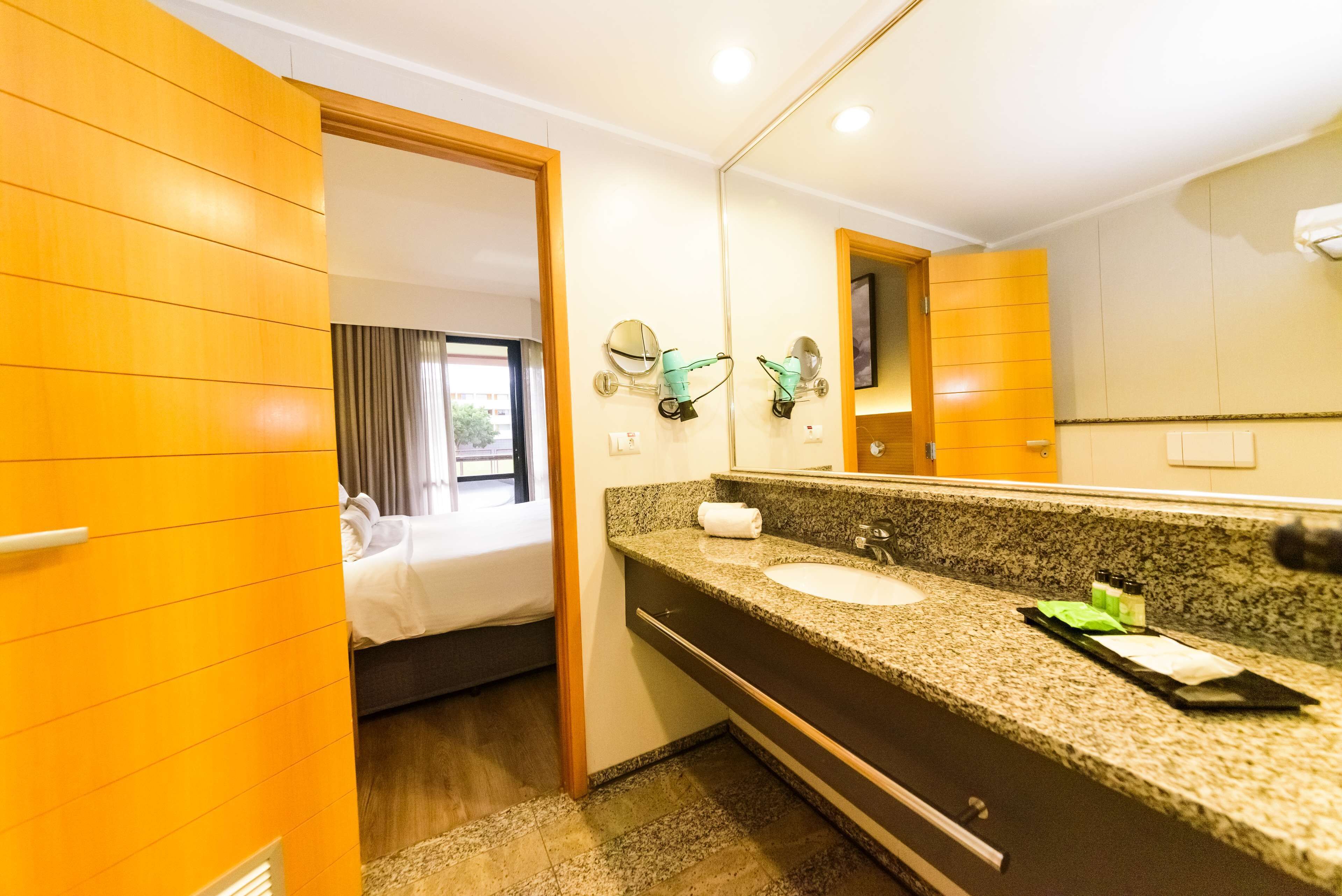 suite, 1 queen bed | bathroom | shower, eco-friendly toiletries, hair dryer, towels