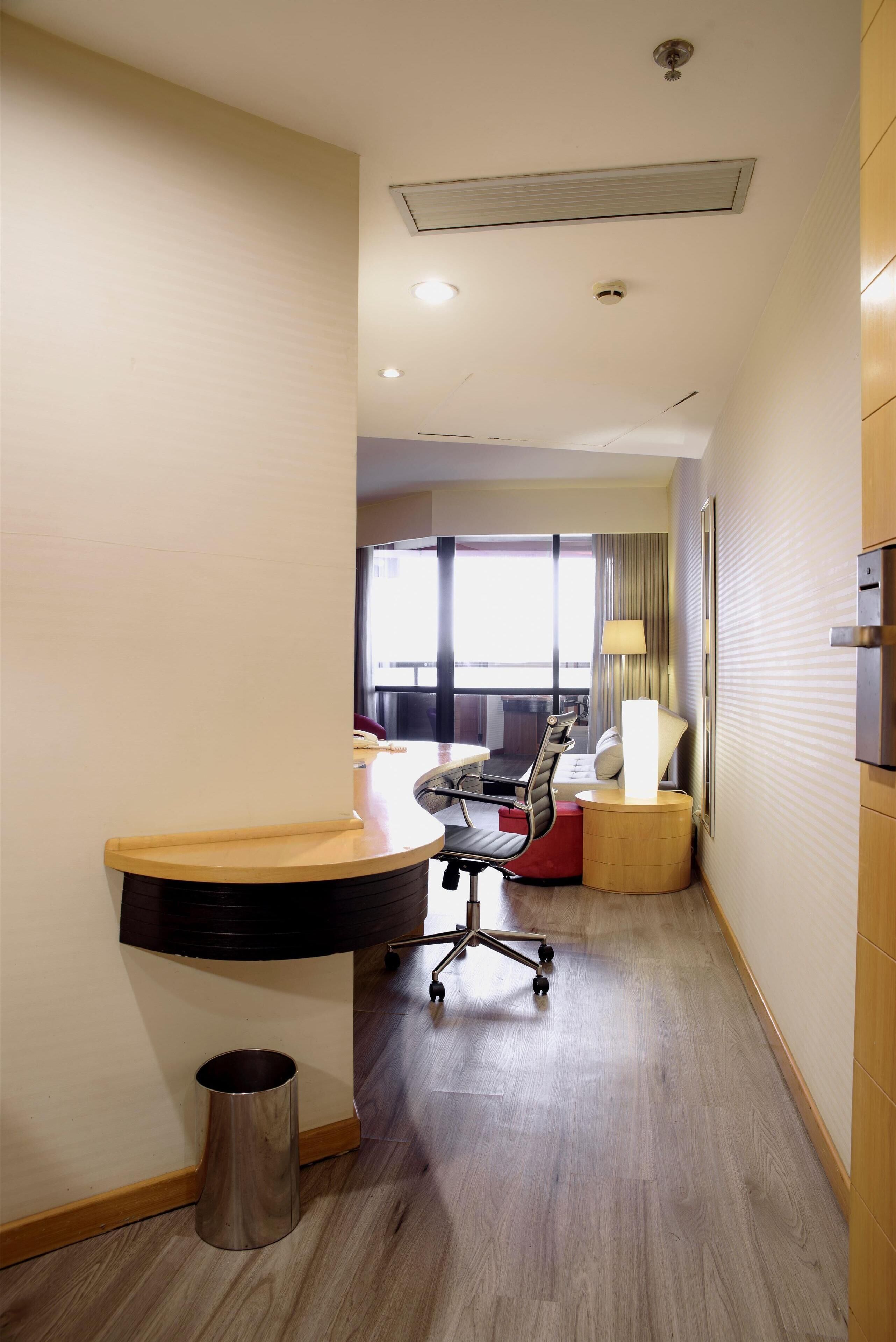 standard room, 1 queen bed | minibar, in-room safe, desk, laptop workspace