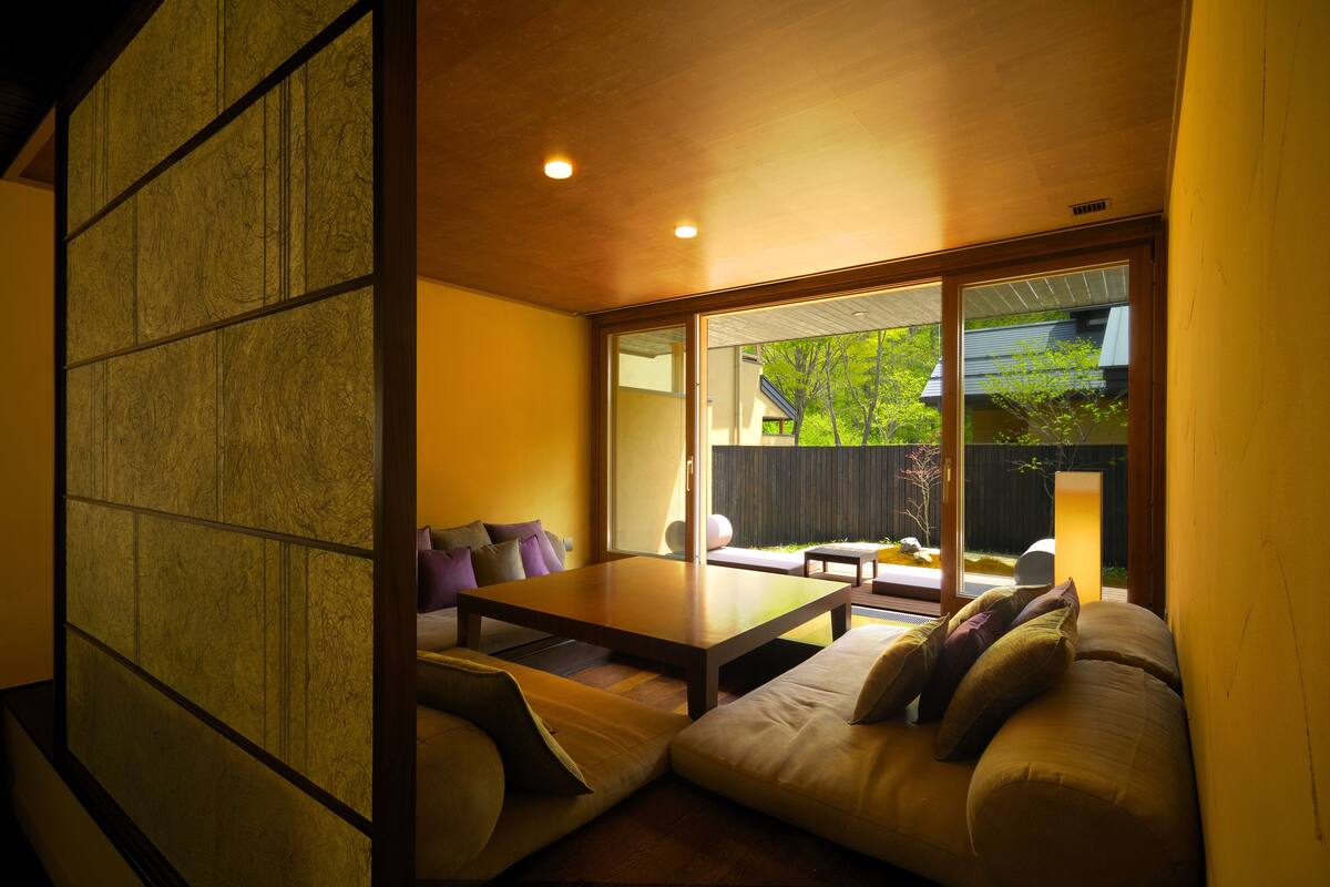 ห้องสวีท, ติดสวน | เครื่องนอนระดับพรีเมียม, มินิบาร์, ตู้นิรภัยในห้องพัก, โต๊ะทำงาน