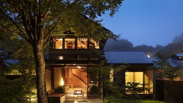 Suite, aan tuin (Maisonette, Niwaroji) | Luxe beddengoed, een minibar, een kluis op de kamer, een bureau