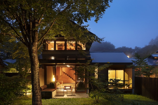 Suite, Garden Area (Maisonette, Niwaroji) | Peralatan tempat tidur premium, bar mini, peti besi dalam bilik, meja