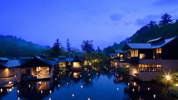 住宿正面 (夜晚)