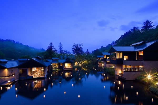 Voorkant accommodatie - avond/nacht