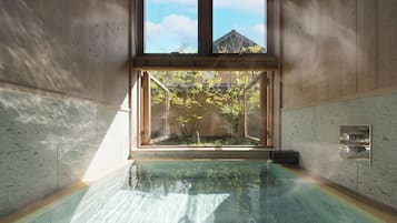 庭路地の部屋 | バスルーム | 個別の浴槽とシャワー、バスアメニティ (無料)、ヘアドライヤー、スリッパ