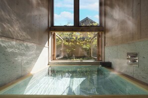 Suite, en el área del jardín | Baño | Tina y regadera independientes y amenidades de baño gratuitas 