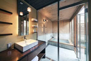 Suite, tuin (Maisonette, Niwaroji) | Badkamer | Een aparte badkuip en douche, gratis toiletartikelen, een haardroger