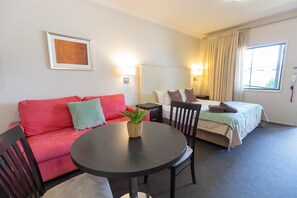 Ropa de cama de alta calidad, escritorio y cortinas blackout 