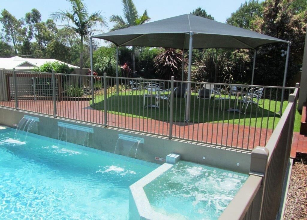 Outdoor pool, open 9:00 AM to 6:00 PM, pool loungers