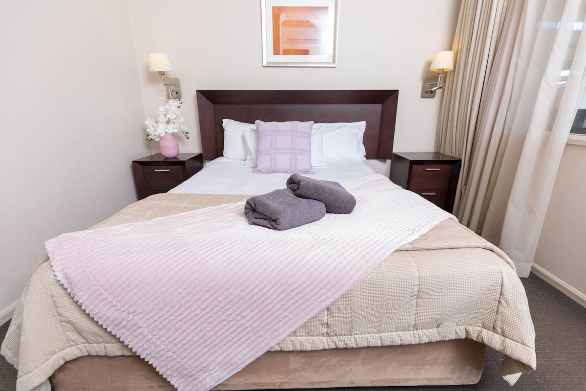 Habitación, 1 cama Queen size (Cosy) | 2 habitaciones, ropa de cama de alta calidad y escritorio