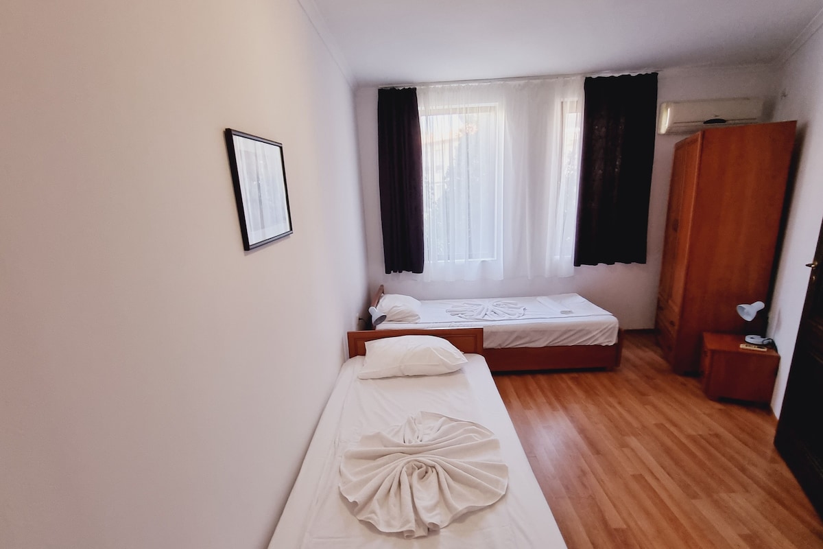 Apartamento standard, 2 quartos, cozinha americana | Escrivaninha, berços (sobretaxa), Wi-Fi de cortesia, roupa de cama