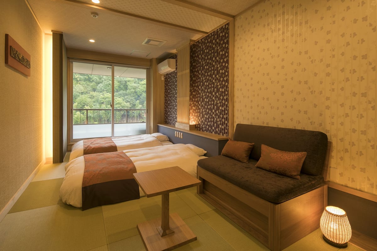 japanese style room,6 tatami mats:15 minutes from itami airport by taxi, tatoo may not be allowed. | 1 bedroom, in-room safe, desk, alarm clocks