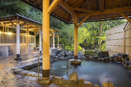 Aguas termales. Fushioukaku