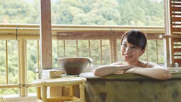 Japanese Style Room with an open air bath :15 Minutes from ITM by Taxi, Tatoo may not be allowed. | Kamar mandi | Sandal, toilet dengan bidet elektronik, dan handuk