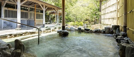 Sauna, soins d'aromathérapie, massages des tissus profonds