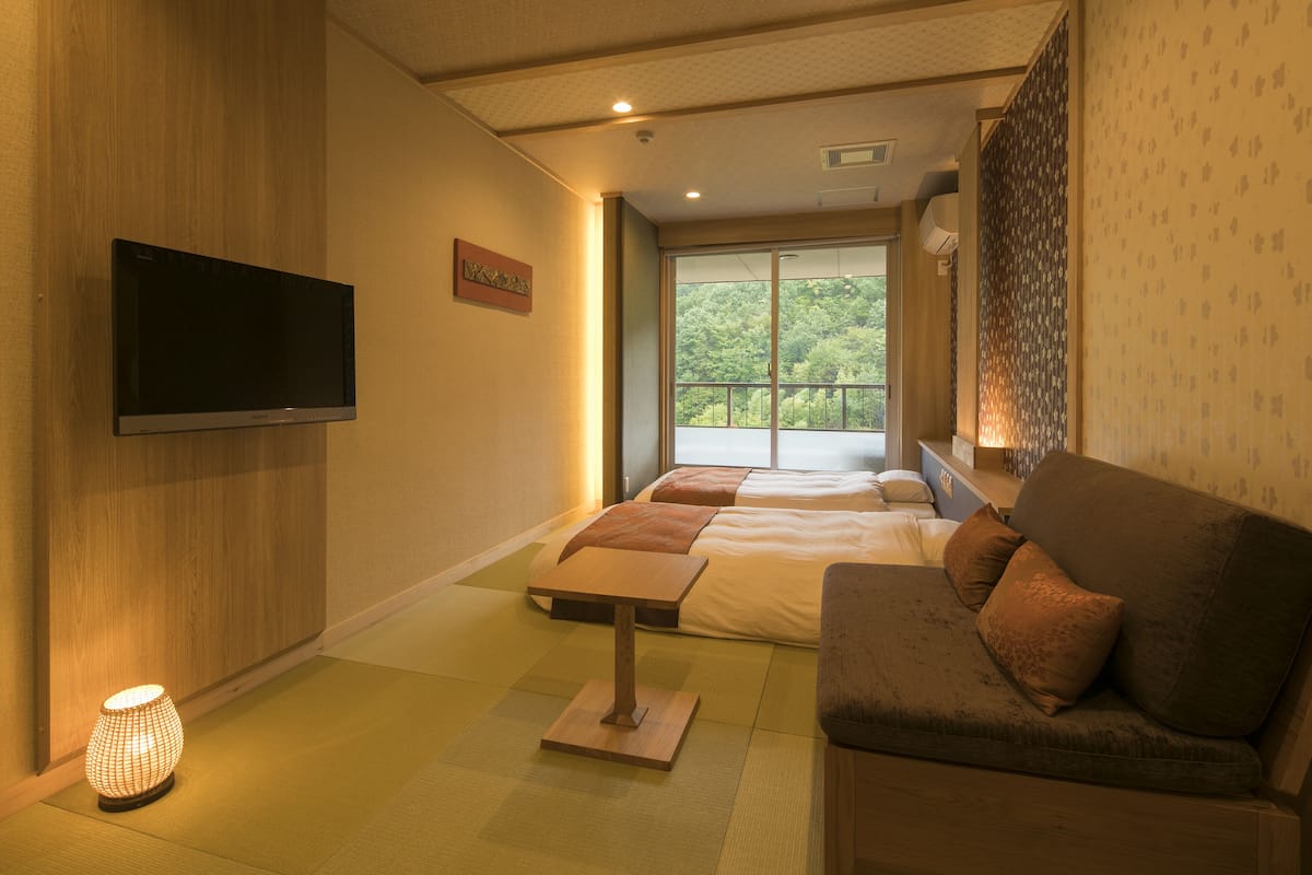 japanese style room,6 tatami mats:15 minutes from itami airport by taxi, tatoo may not be allowed. | 1 bedroom, in-room safe, desk, alarm clocks