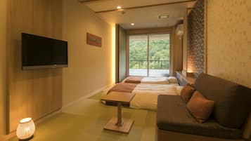 Japanese Style Room,6 Tatami Mats:15 Minutes from Itami Airport by Taxi, Tatoo may not be allowed. | In-room safe, desk, alarm clocks