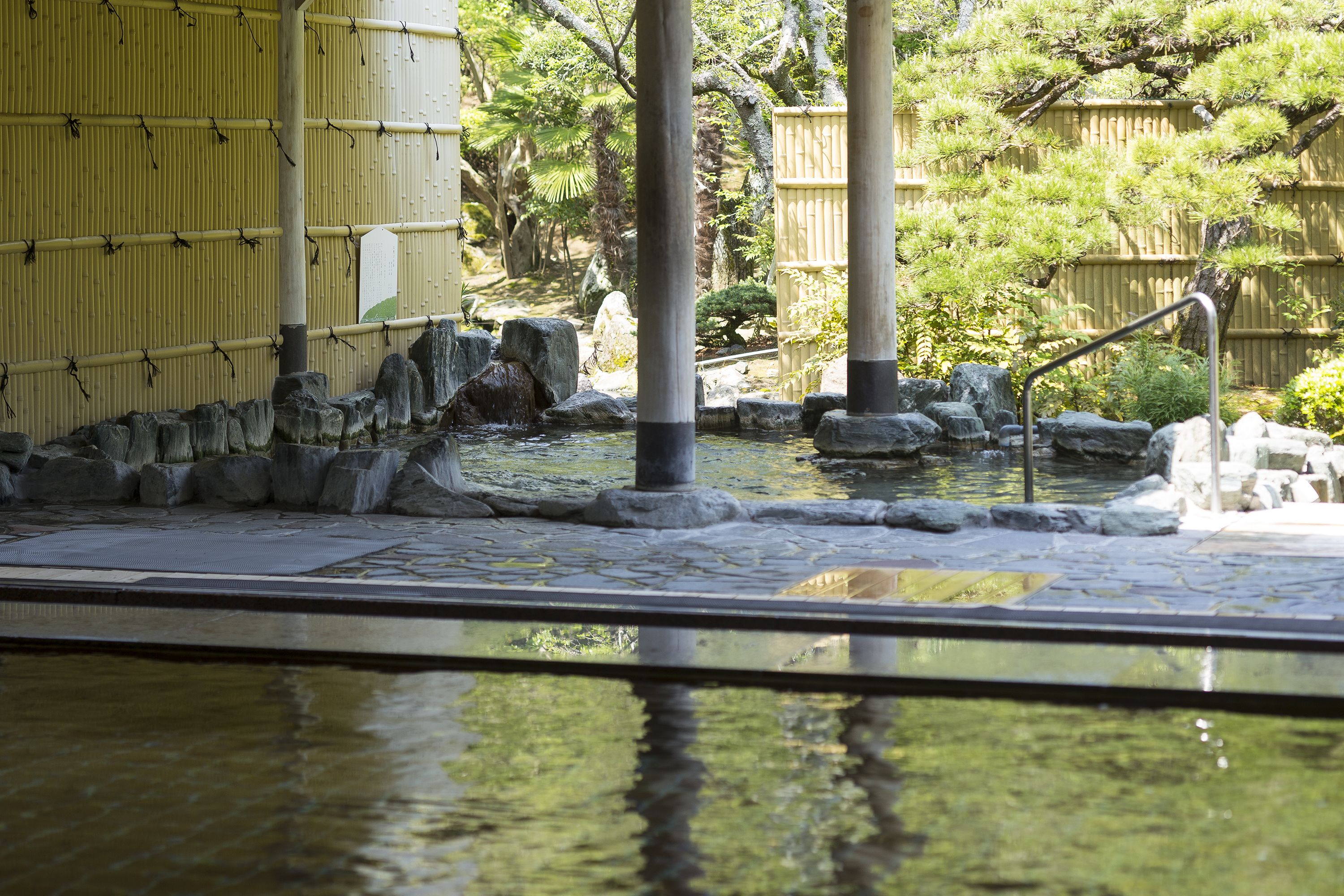 Sauna, aromatherapy, deep-tissue massages, body scrubs, facials