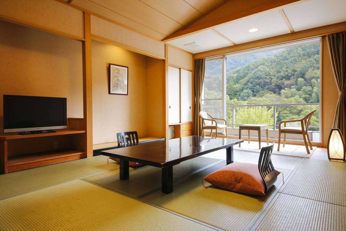 Japanese Style Room,12 Tatami Mats:15 Minutes from Itami Airport by Taxi, Tatoo may not be allowed. | 客房內保險箱、書桌、鬧鐘