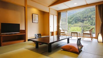 Japanese Style Room,12 Tatami Mats:15 Minutes from Itami Airport by Taxi, Tatoo may not be allowed. | セーフティボックス (室内)、デスク、アラーム付き時計