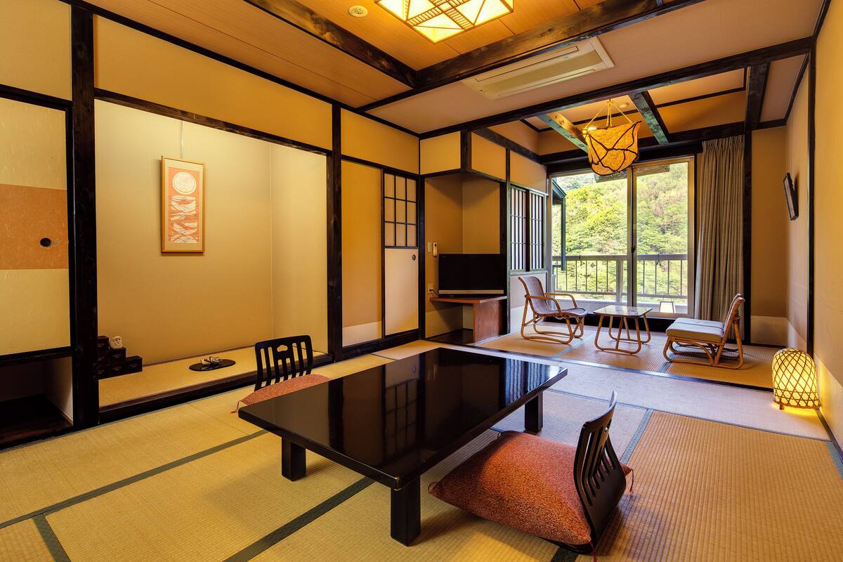 Japanese Style Room with an open air bath  :15 Minutes from ITM by Taxi, Tatoo may not be allowed. | 客房內保險箱、書桌、鬧鐘