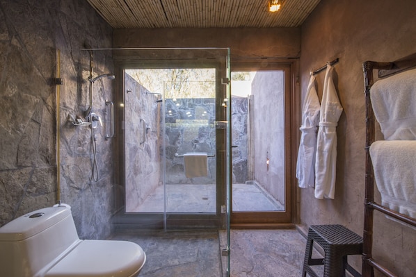 Regadera, amenidades de baño gratuitas, secadora de cabello, toallas 