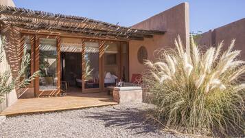 Habitación superior con 2 camas individuales | Minibar, caja de seguridad en la habitación y cortinas blackout