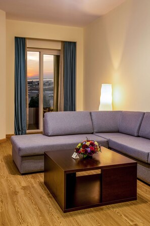 Premium-Apartment, 1 Schlafzimmer | Wohnbereich | 32-Zoll-Flachbildfernseher mit Kabelempfang, Fernseher