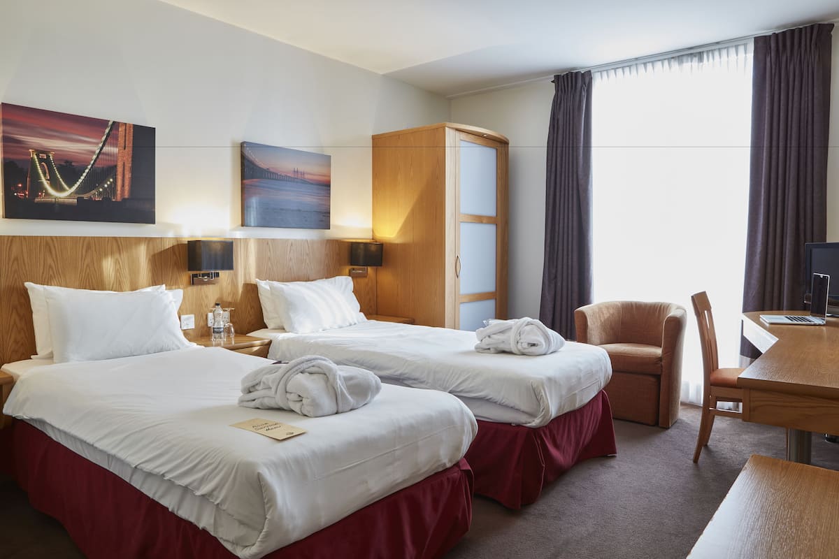 Peralatan tempat tidur premium, peti besi dalam bilik, meja 