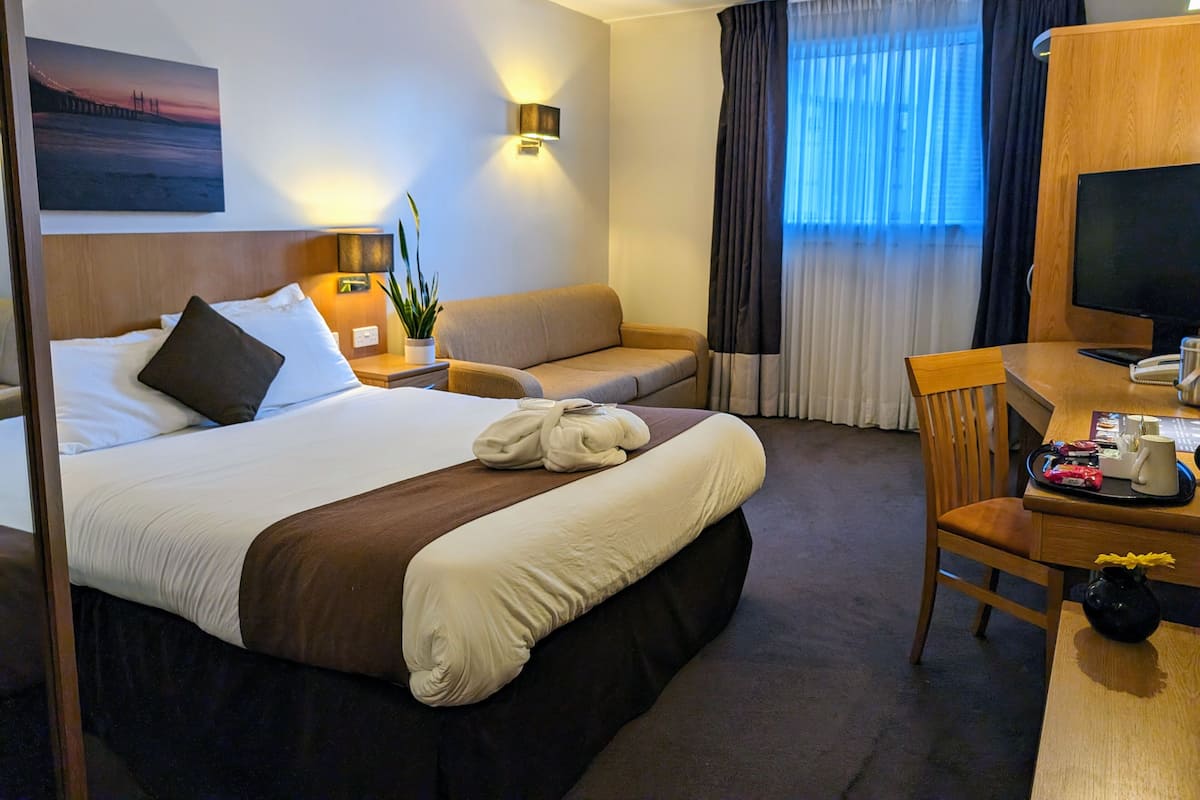 Room, 1 Katil Ratu (Queen) dengan Katil Sofa, Accessible | Peralatan tempat tidur premium, peti besi dalam bilik, meja 
