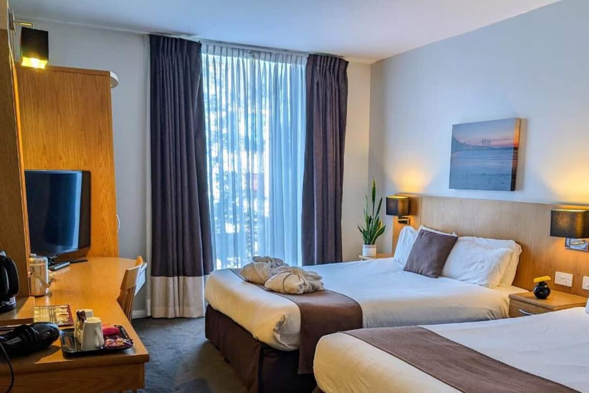 Superior Double Room | Peralatan tempat tidur premium, peti besi dalam bilik, meja 