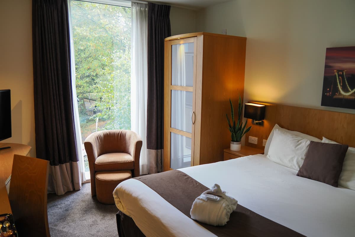 Standard Double Room, 1 Katil Ratu (Queen) | Peralatan tempat tidur premium, peti besi dalam bilik, meja 