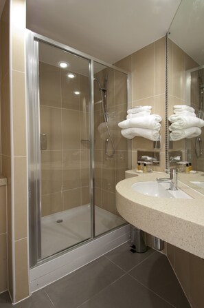 Kostenlose Toilettenartikel, Haartrockner, Bademäntel, Hausschuhe