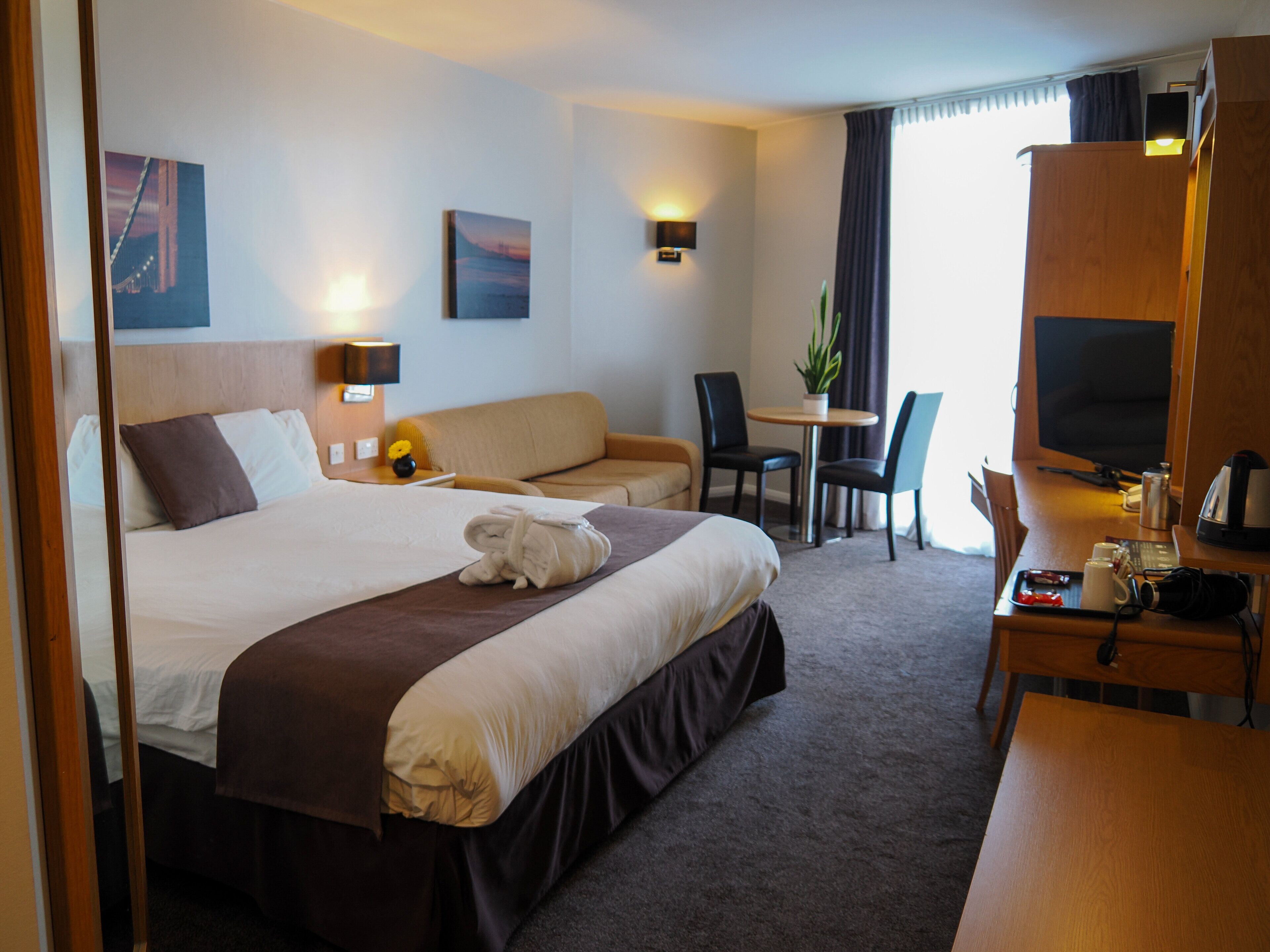 Superior kamer, 1 kingsize bed | Luxe beddengoed, een kluis op de kamer, een bureau