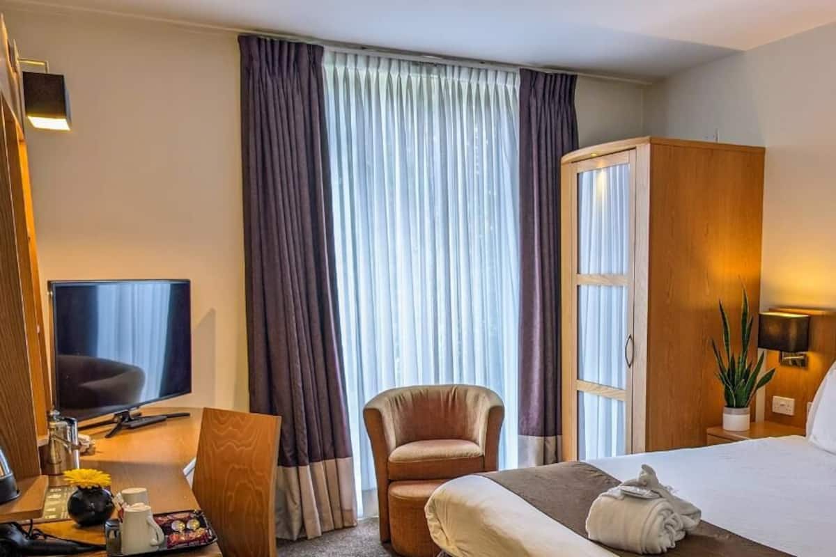 Camera Superior, 1 letto king | Biancheria da letto di alta qualità, cassaforte in camera, una scrivania
