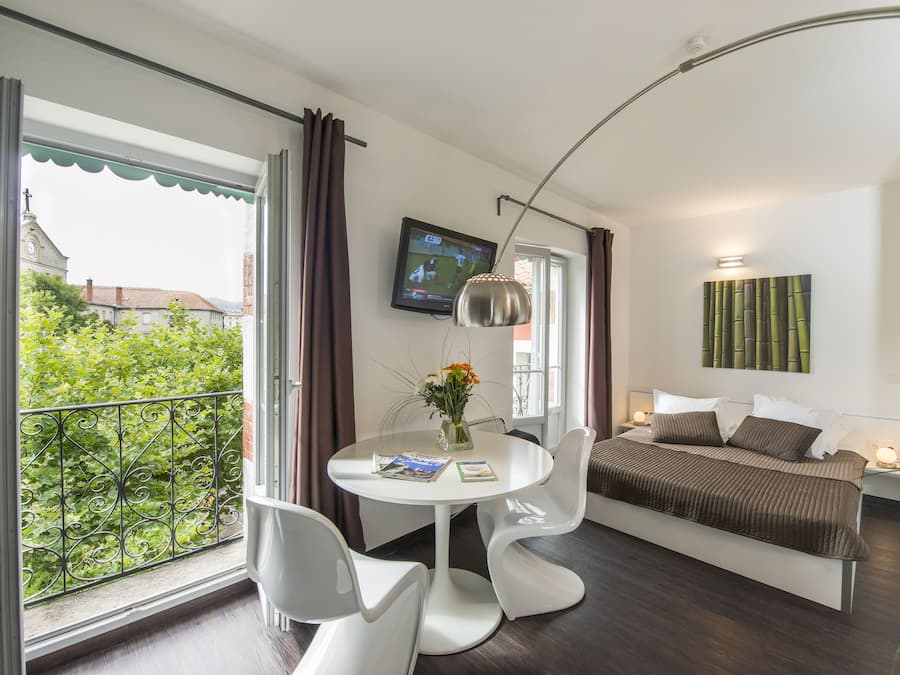 Cofres nos quartos, ferros/tábuas de passar roupa, berços grátis