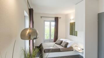 Een kluis op de kamer, een strijkplank/strijkijzer, gratis babybedden