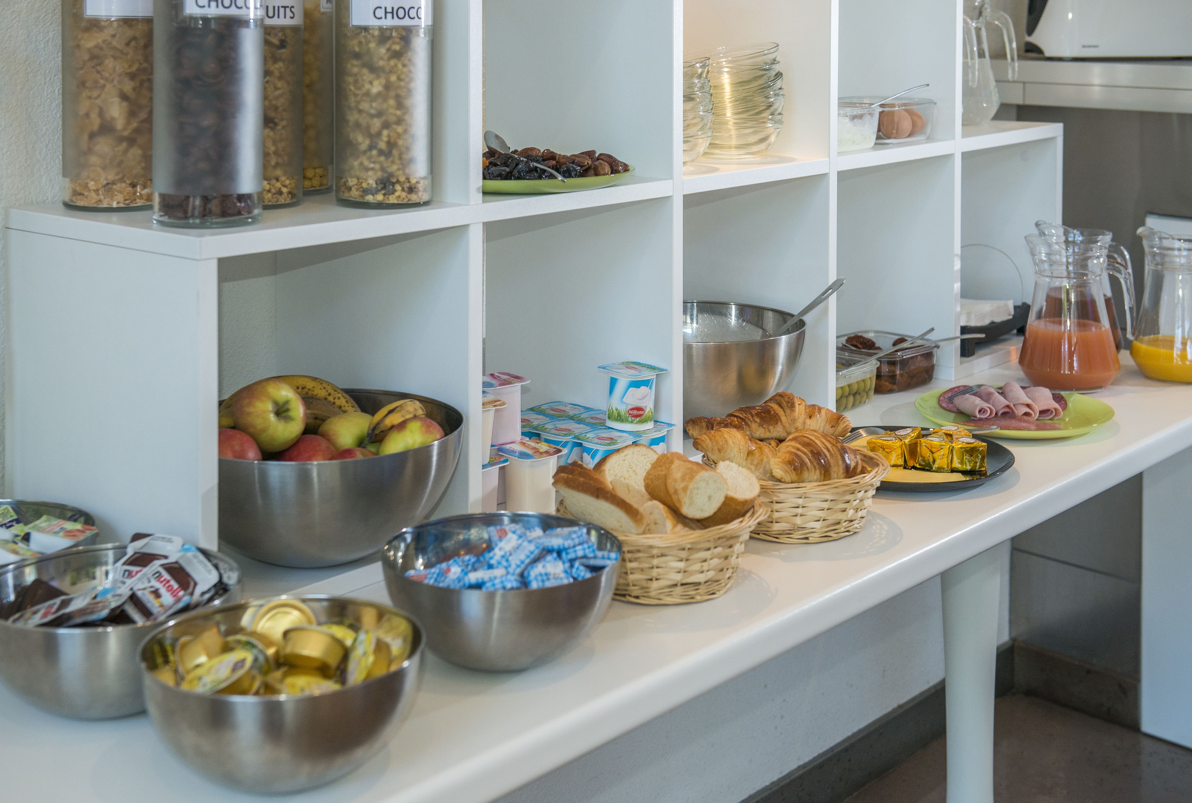 Un buffet de petit-déjeuner proposant une variété d’aliments et de plats.