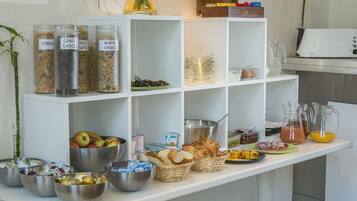 Café da manhã com buffet todos os dias mediante uma taxa