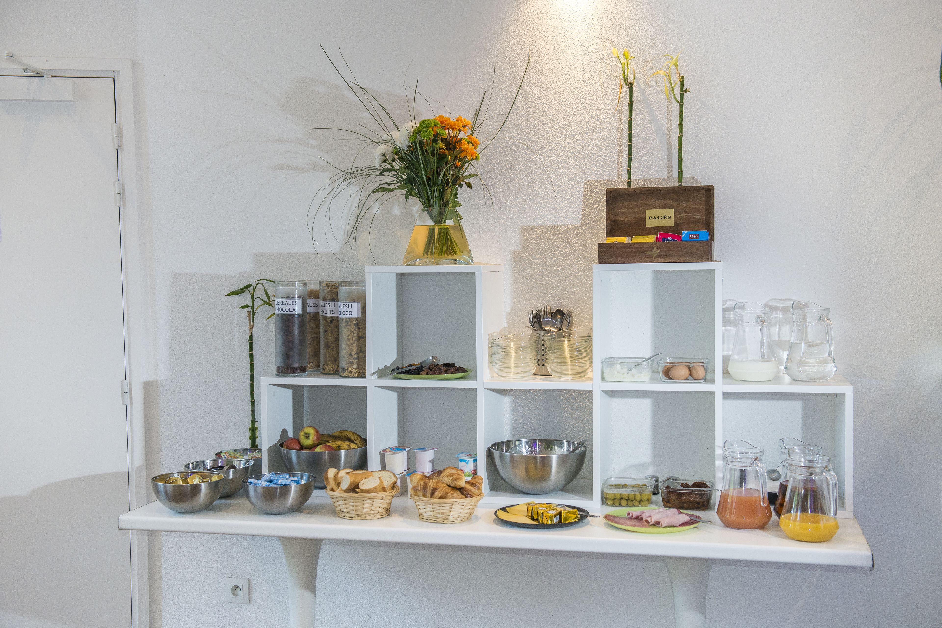 Un bufé de desayuno con diversas opciones de comida y bebidas.