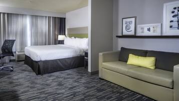 Een bureau, verduisterende gordijnen, een strijkplank/strijkijzer