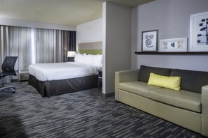 Escritorio, cortinas opacas, tabla de planchar con plancha