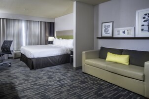 Escritorio, cortinas blackout y tabla de planchar con plancha 