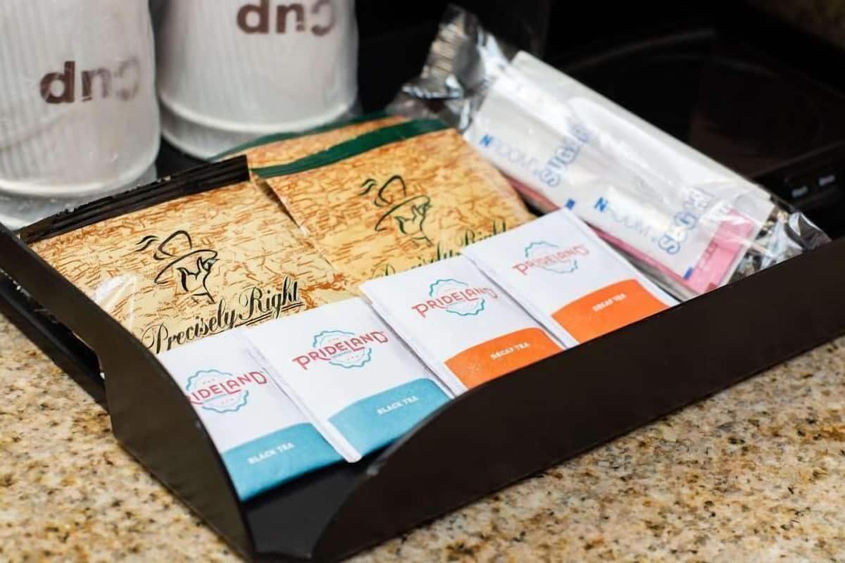 Une boîte contenant des sachets de thé et une machine à café.